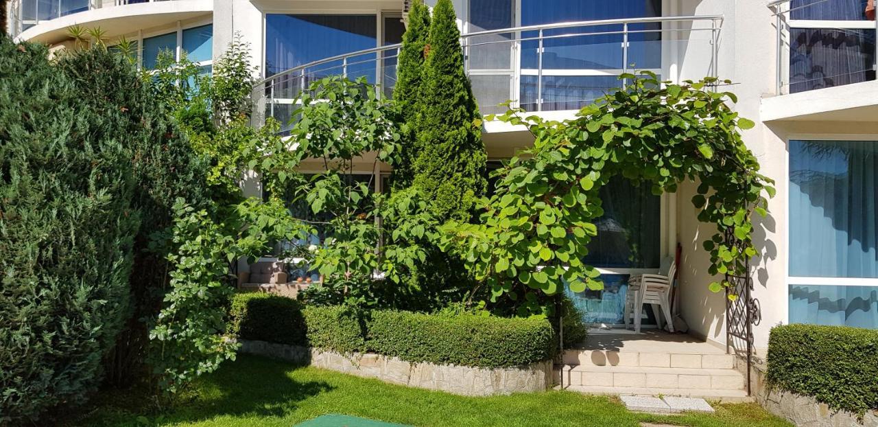 Apartment With Green Terrace Burgasz Kültér fotó